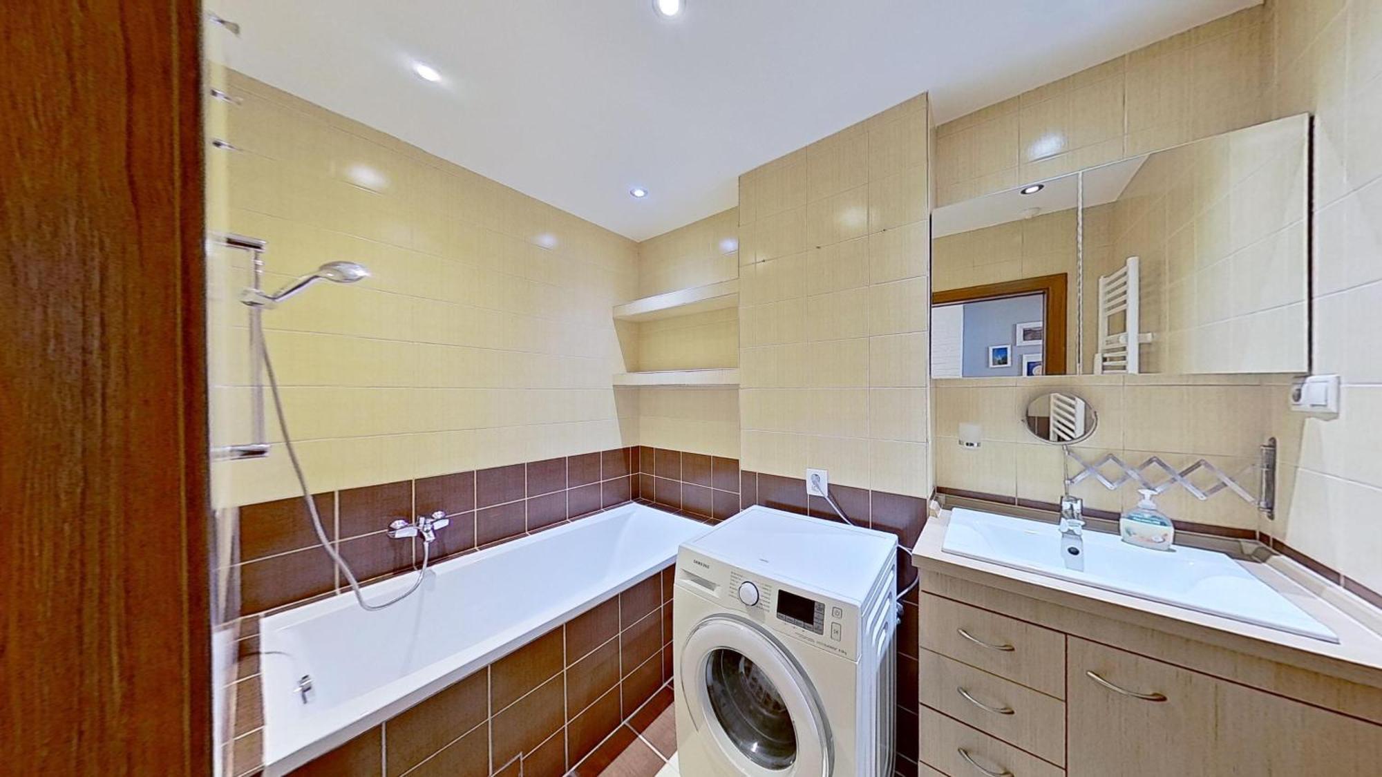 2Br Apt With Free Garage Parking, Close To The Historic Centre Bratislava Esterno foto